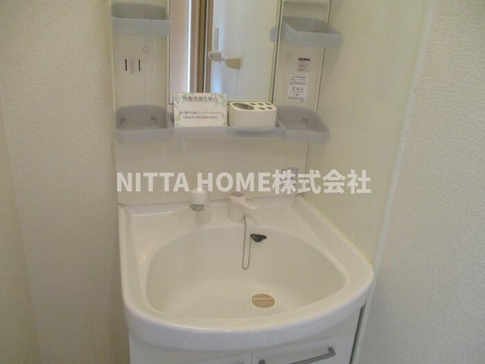 洗面設備　シャワー付きの洗面化粧台もあります♪