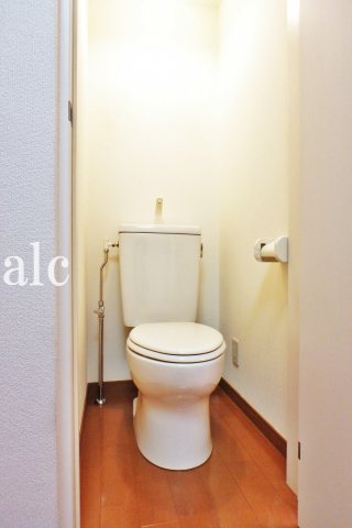 トイレ　落ち着いた色調のトイレです