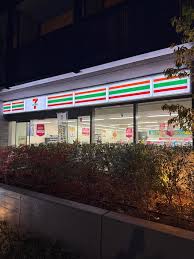 コンビニ　セブンイレブン新宿百人町3丁目店（コンビニ）まで59m