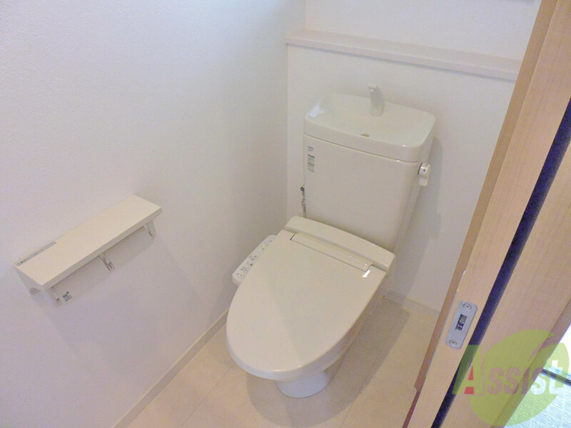 トイレ　かわいらしい収納のついたトイレです。段差も無くフラットです。