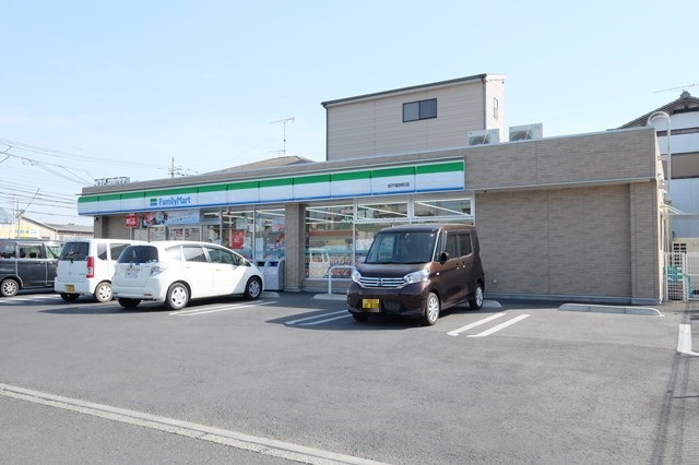 コンビニ　ファミリーマート（コンビニ）まで118m