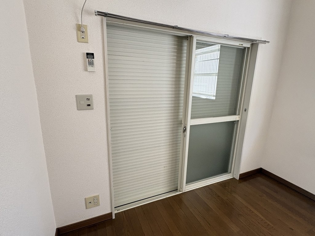 バルコニー　留守時も安心の電動シャッター