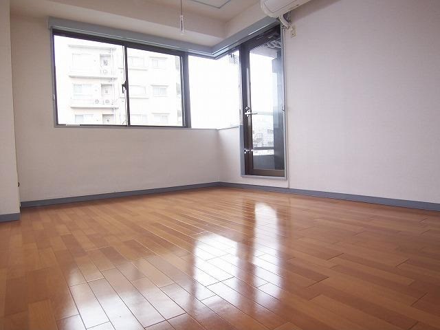 居室・リビング　2面採光のお部屋です。