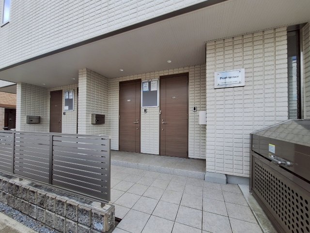 エントランス　落ち着いたエントランスです