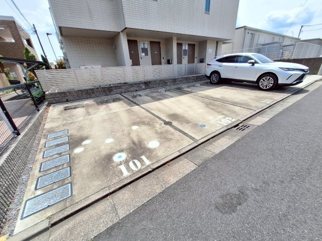 駐車場　駐車場があるので、車を買う予定の方も安心です