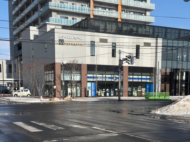 コンビニ　ローソン苗穂駅南口店（コンビニ）まで355m