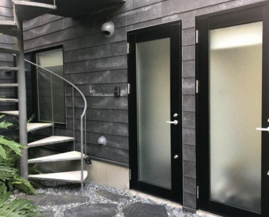玄関　別部屋の画像を使用しております。