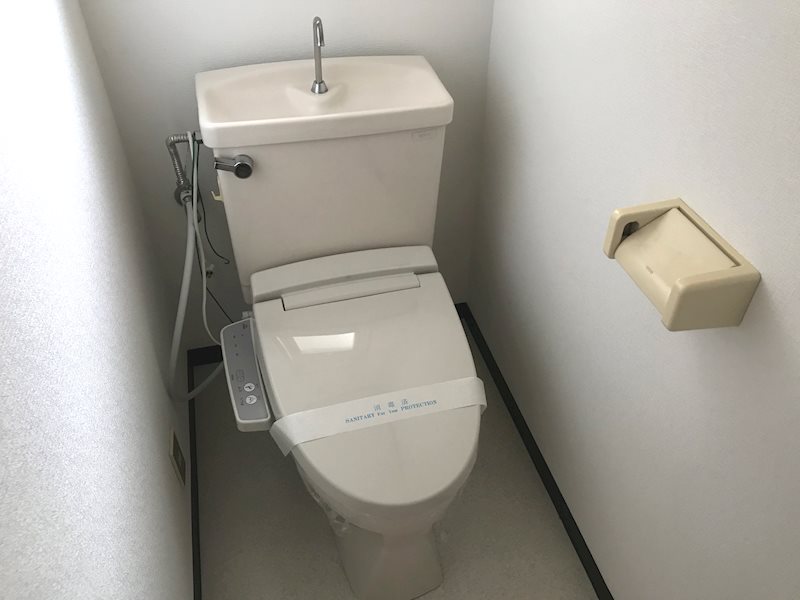 トイレ　温水洗浄便座付き