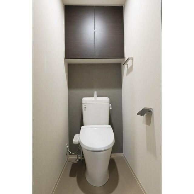 トイレ　落ち着いた色調のトイレです