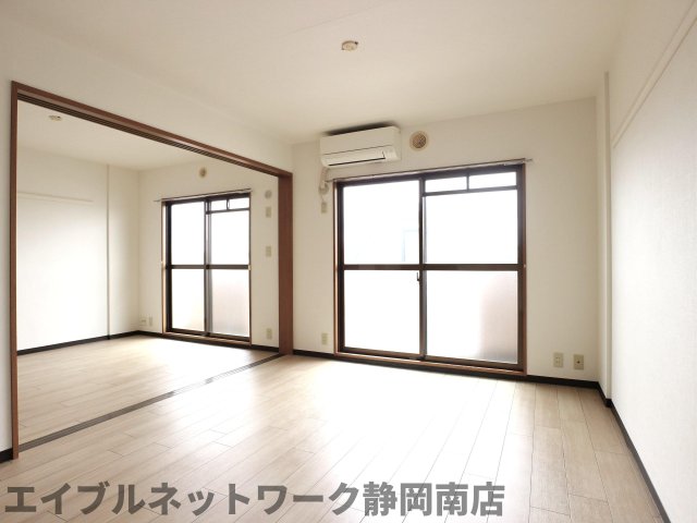 居室・リビング　ゆったり過ごせる居間です