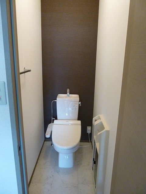 トイレ　写真は303号室です（参考）
