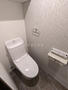 トイレ　トイレには温水洗浄便座、棚を完備しています。