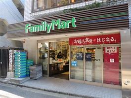コンビニ　ファミリーマート南青山七丁目店（コンビニ）まで141m