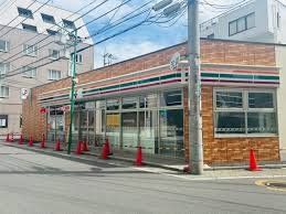 コンビニ　セブンイレブン青砥駅前店（コンビニ）まで700m