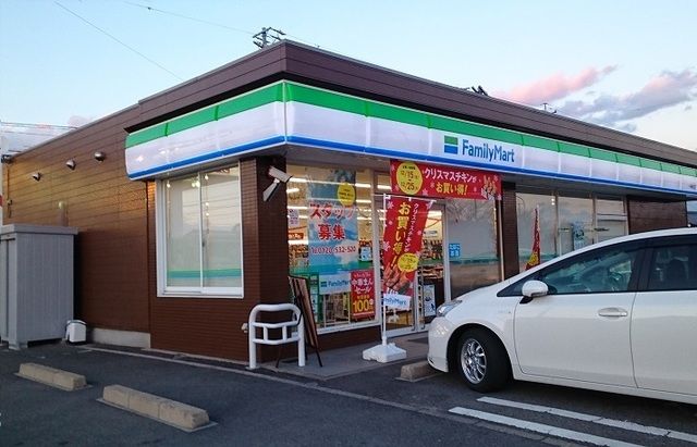 コンビニ　ファミリーマート一色前野店（コンビニ）まで1100m