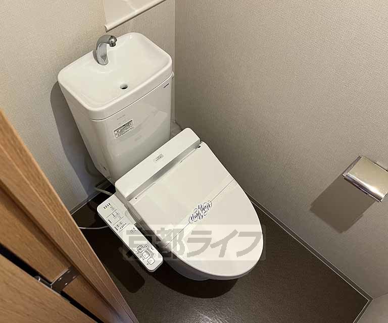 トイレ　ウォシュレット付が嬉しいですね。