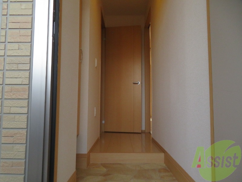 玄関　玄関から撮影しました。廊下の広さが伝わりますね。