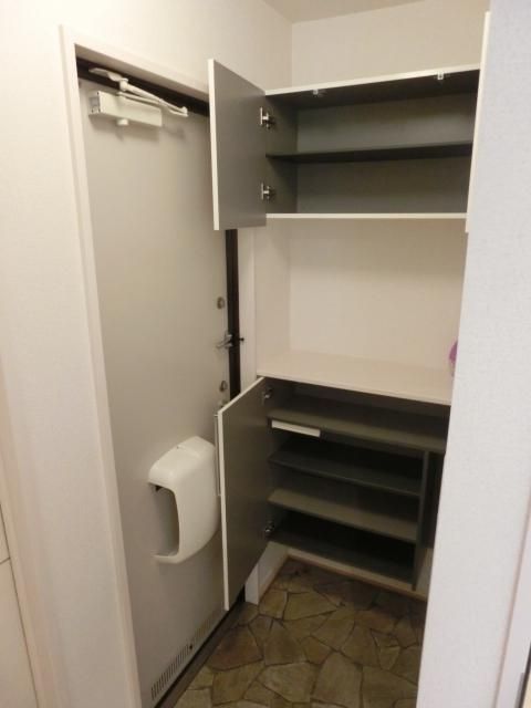 玄関　トールタイプシューズBOX完備