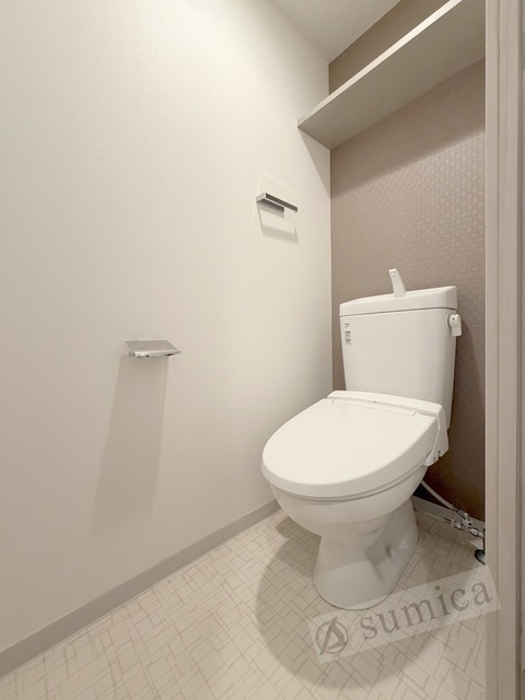 トイレ　人気アイテムの温水洗浄便座。清潔感のあるトイレです。