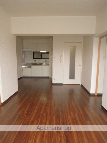 共立マンション小松里の居間写真