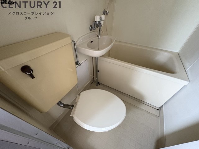 トイレ　シンプルで掃除のしやすいトイレです♪