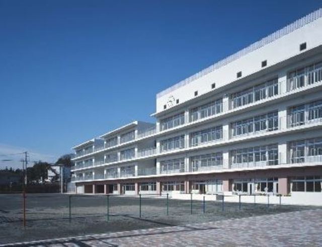 小学校　横浜市立十日市場小学校（小学校）まで977m