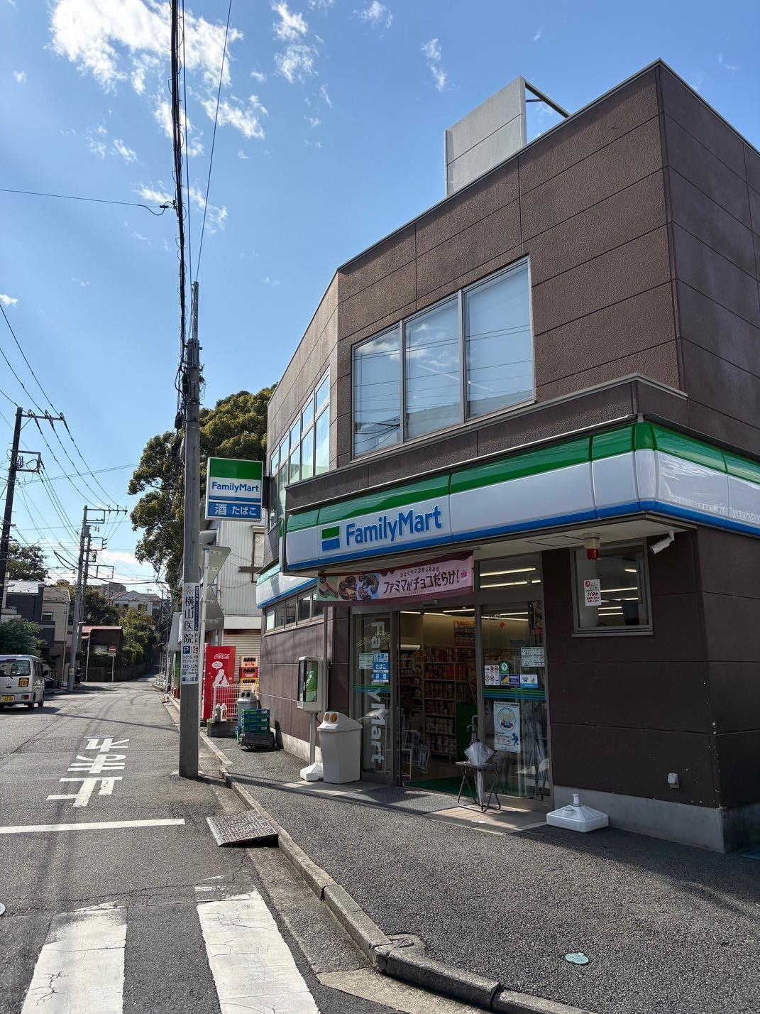 コンビニ　ファミリーマート（コンビニ）まで200m