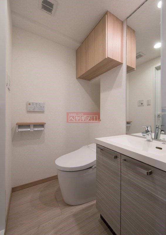 トイレ　反転タイプの参考写真／同建物参考写真