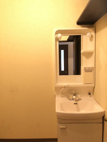 洗面設備　独立洗面台、小物を置くことができて便利です