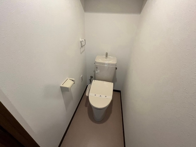 トイレ　こちらはトイレです。清潔感があり、安心して使用できます。