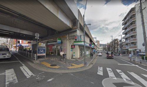 コンビニ　ファミリーマート 六甲道駅前店（コンビニ）まで243m