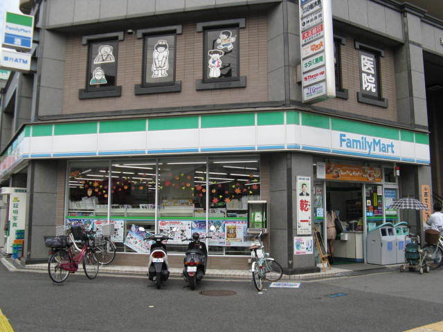 コンビニ　ファミリーマート（コンビニ）まで303m