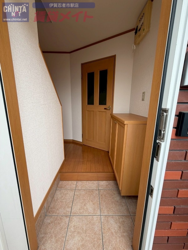 玄関　別部屋参考写真となります。