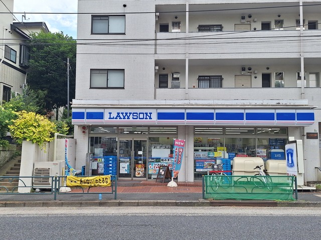 コンビニ　ローソン日体大前店（コンビニ）まで360m