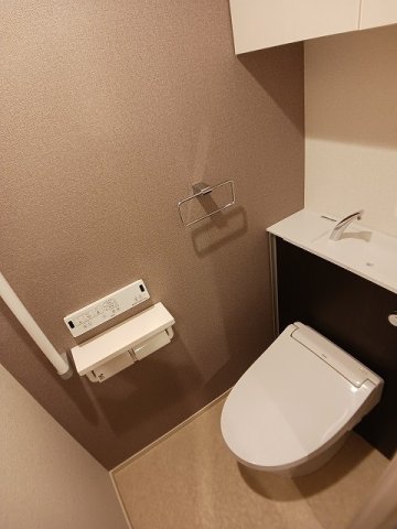 トイレ　落ち着いた色調のトイレです