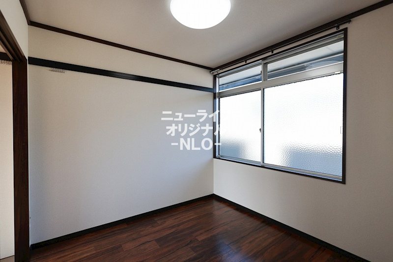 その他　【北側洋室】窓が大きく開放感があります☆