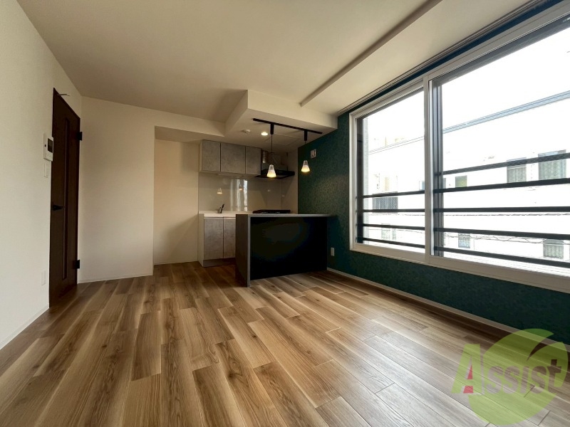 居室・リビング　木目のフローリングは落ち着きのある印象のお部屋になりますね。
