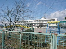 小学校　愛西市立八輪小学校（小学校）まで105m