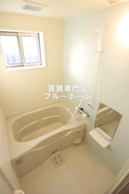 バス・シャワールーム　窓があり換気が出来る広い浴室です！