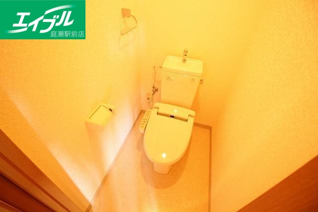 トイレ　同物件別部屋の写真です