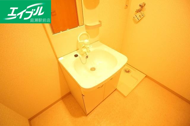 洗面設備　同物件別部屋の写真です