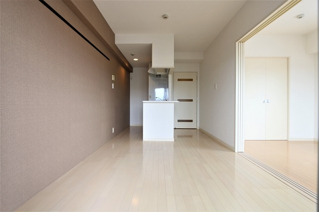 居室・リビング　白基調のお部屋で明るいリビングです