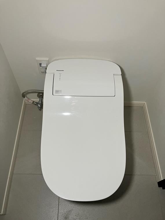 トイレ　落ち着いた色調のトイレです
