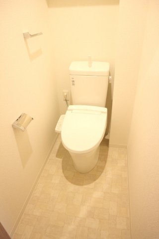 トイレ　落ち着いた色調のトイレです