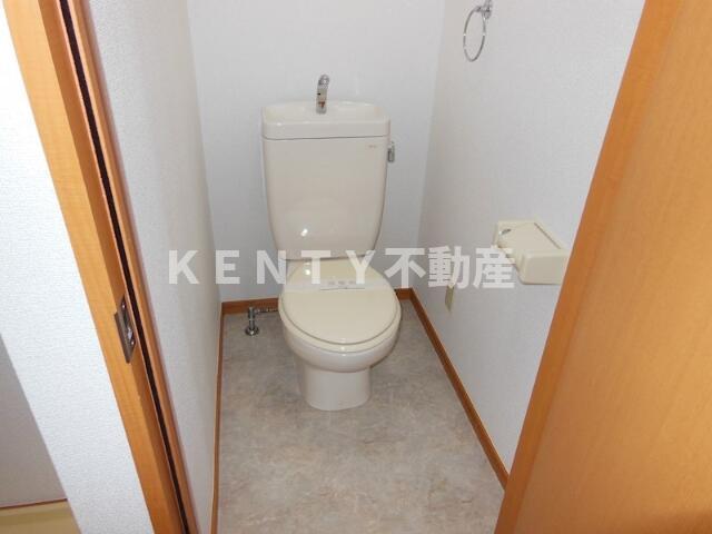 トイレ　落ち着いた色調のトイレです