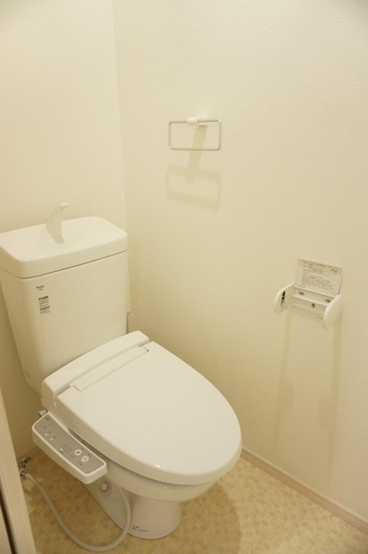 トイレ　トイレは快適な温水洗浄便座付き