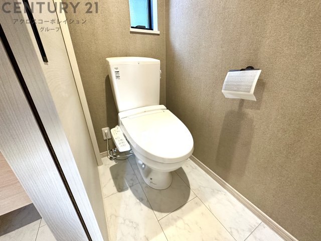 トイレ　温水洗浄便座付きで便利です