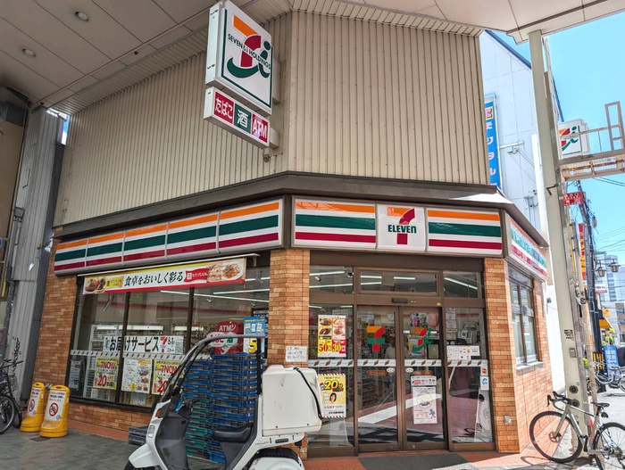 コンビニ　セブンイレブン（コンビニ）まで158m