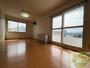 居室・リビング　日当たりが良くて心地よく過ごせそうなお部屋です。