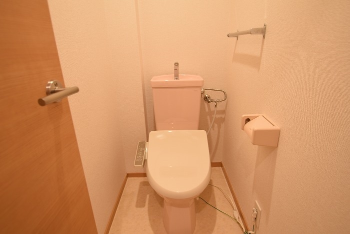 トイレ　シンプルで掃除のしやすいトイレです♪